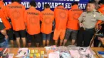 Sejumlah tersangka dihadirkan saat rilis di Polres Jakarta Selatan, Jumat (3/3). Polres Jakarta Selatan rilis kasus pencurian dengan kekerasan, pemerasaan dan mengamankan 8 tersangka. (Liputan6.com/Yoppy Renato)