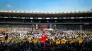 Massa Hizbut Tahrir Indonesia (HTI) mengadakan Rapat dan Pawai Akbar (RPA) 2015 bertema "Bersama Umat Tegakkan Khilafah" di Stadion Gelora Bung Karno, Jakarta, Sabtu (30/5/2015). (Liputan6.com/Yoppy Renato)