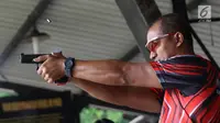 Atlet menembak profesional yang juga anggota Tim Gegana Brimob, Anang Yulianto melakukan tembakan menggunakan pistol Glock 17 di Lapangan Tembak Hoegeng Iman Santoso Mako Brimob Polri, Kelapa Dua, Depok, Selasa (23/10). (Liputan6.com/Immanuel Antonius)