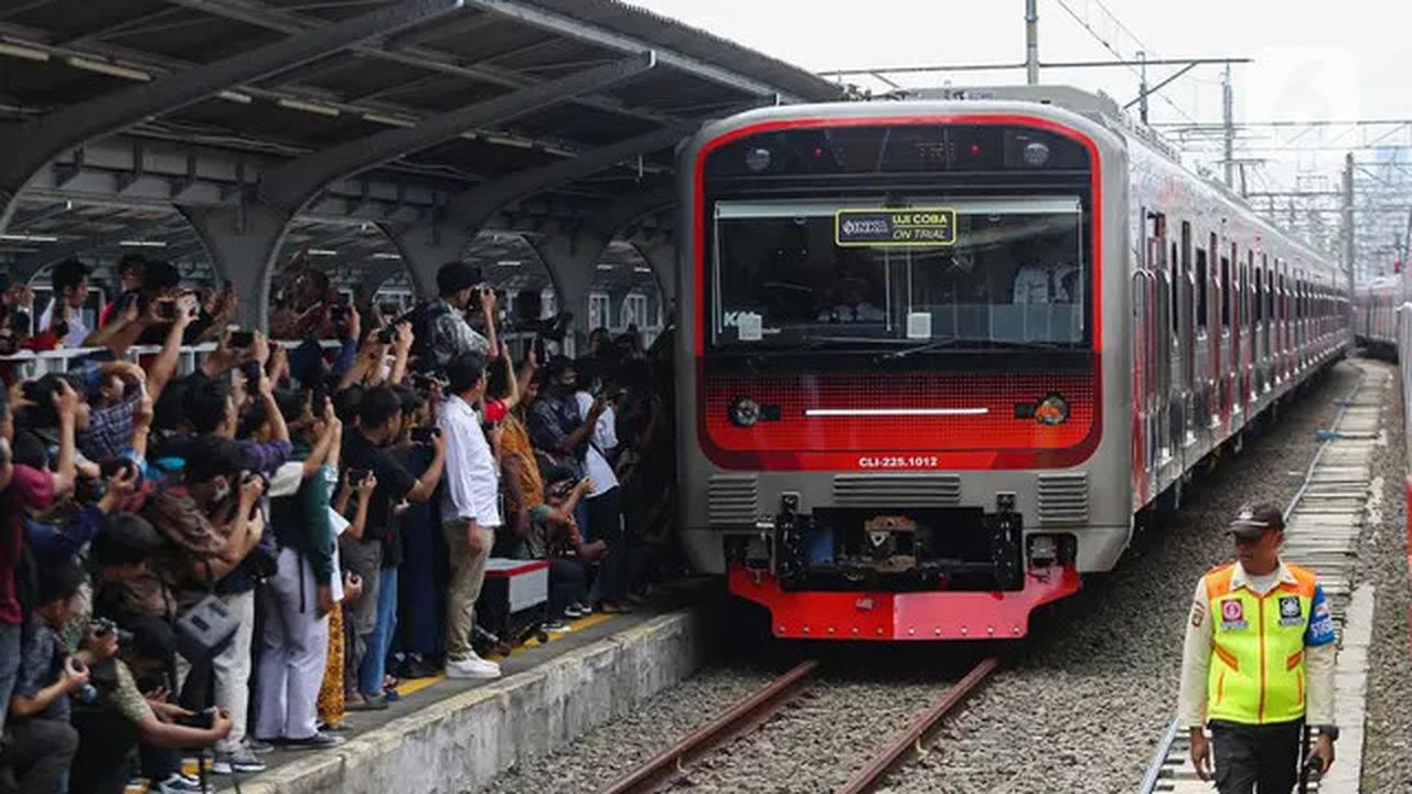 Antusiasme Warga Saksikan Parade Napak Tilas 100 Tahun Operasional KRL di Indonesia