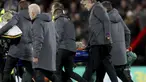 Petugas kesehatan membawa pemain Luton Town, Tom Lockyear menggunakan tandu setelah dirinya pingsan ditengah pertandingan Liga Inggris 2023/2024 antara Bournemouth melawan Luton Town yang berlangsung di Vitality Stadium, Sabtu (16/12/2023). (AP/PA/Steven Paston)