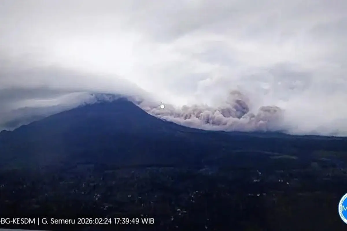 Gunung Semeru erupsi Selasa petang