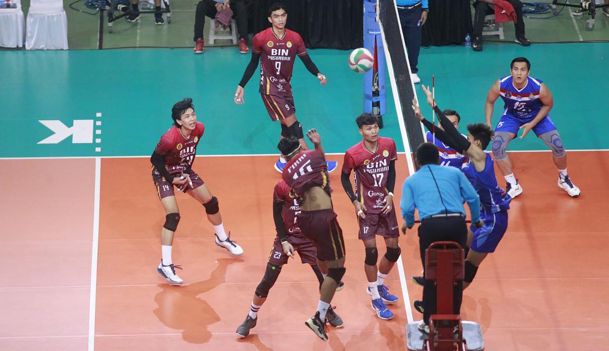 Pemain Tim Voli Putra BIN Pasundan, Fikri Mustofa Kamal (kiri) melepaskan spike yang berusaha diblok pemain LavAni, Boy Arnes Arabi pada laga grand final Livoli Divisi Utama 2023 di di GOR Joyoboyo, Kediri, Minggu (10/12/2023) malam WIB. BIN Pasundan menang 3-2 (25-19, 21-25, 22-25, 25-19 dan 15-12). (PBVSI)