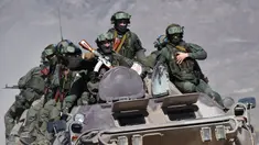 Prajurit naik di atas APC selama fase aktif pelatihan bersama "Indestructible Brotherhood-2023" dengan Pasukan Penjaga Perdamaian dari Organisasi Perjanjian Keamanan Kolektif atau Collective Security Treaty Organization (CSTO) di tempat latihan "Edelweiss" di Balykchy, sebuah kota dekat Danau Issyk-Kul sekitar 180 km tenggara dari Bishkek, Kyrgyzstan, Rabu (11/10/2023). (AP Photo/Vladimir Voronin)