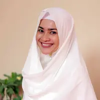 Ikke Nurjanah menggelar acara sebelum keberangkan haji. (Nurwahyunan/Bintang.com)