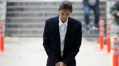Penyanyi K-pop, Jung Joon Young tiba untuk mengikuti persidangan di kantor pengadilan Seoul, Kamis, (21/3). Jung Joon Young terancam hukuman 7 tahun 6 bulan penjara karena terlibat kasus perekaman dan penyebaran video secara ilegal. (REUTERS/Kim Hong-Ji)