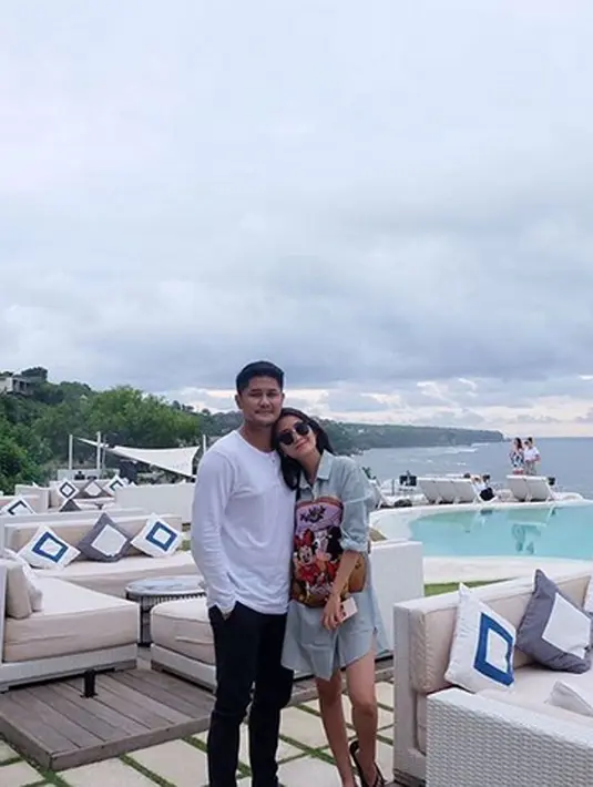 Meski capek pulang dari siaran, demi membahagiakan istri, Puan Redi mengikuti ajakan sang istri. Nampak jelas kebahagiaan dari pasangan yang tengah berbulan madu itu. Beberapa potret dibagikan melalui akun Instagram keduanya. (Instagram/ryana_dea)