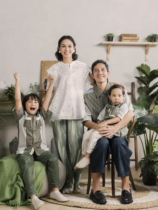 Andien tampak mengenakan baju dengan potongan boxy. Paduan nuansa hijau jadirkan suasana khas Lebaran yang sejuk. [Foto: Instagram/ Andien]