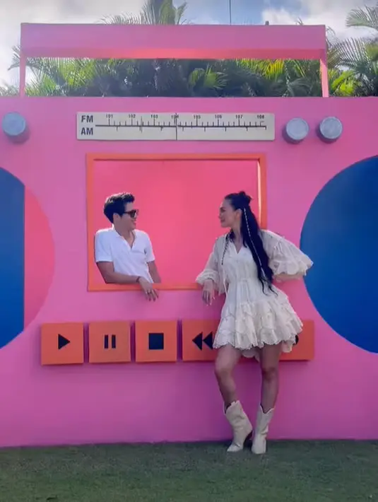 Sementara itu, Maxime Bouttier terlihat santai dengan outfit white on white [@lunamaya]