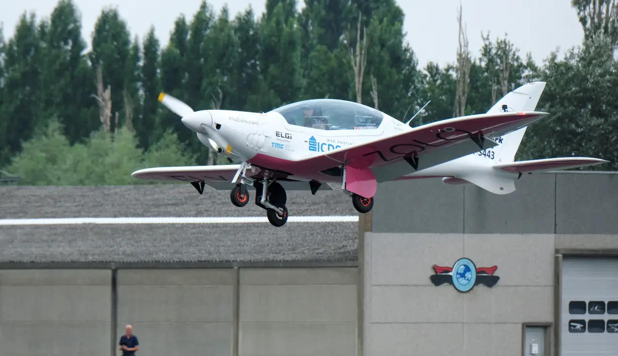 Pilot Belgia-Inggris Zara Rutherford saat menerbangkan pesawat ringan di Wevelgem, Belgia, Rabu (18/8/2021). Remaja 19 tahun itu bersiap memecahkan rekor dunia sebagai pilot termuda yang terbang solo keliling dunia. (AP Photo/Virginia Mayo)