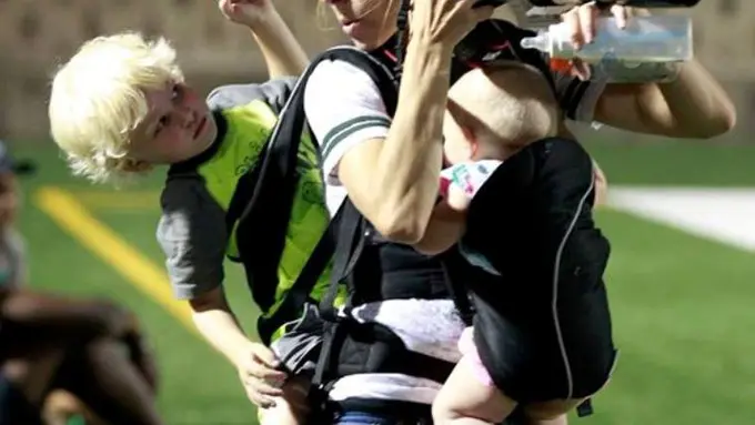 [Bintang] Foto Ibu Muda Multi-Tasking Ini Jadi Perbincangan Netizen Dunia