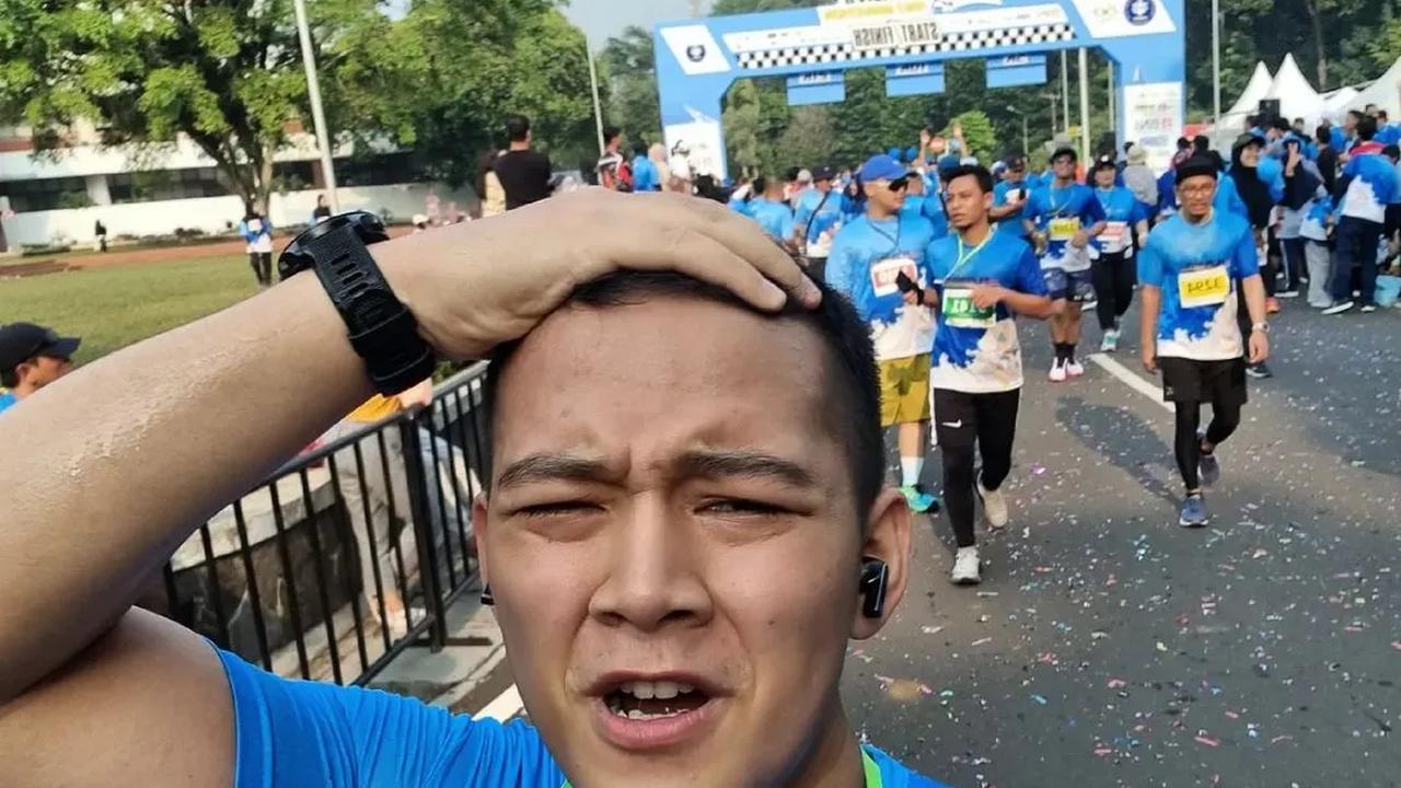 Menariknya, Hafiz juga sempat terkecoh saat melewati gapura dari acara tersebut. Ia mengira bahwa gapura tersebut merupakan titik akhir perjalanan Half Marathon. Namun, ternyata Ia salah. <br>