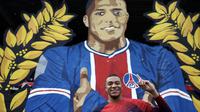 Kylian Mbappe berpose di depan koreografi raksasa bertema dirinya di Stadion Parc des Princes, Senin (13/5/2024). (AFP/Franck Fife)