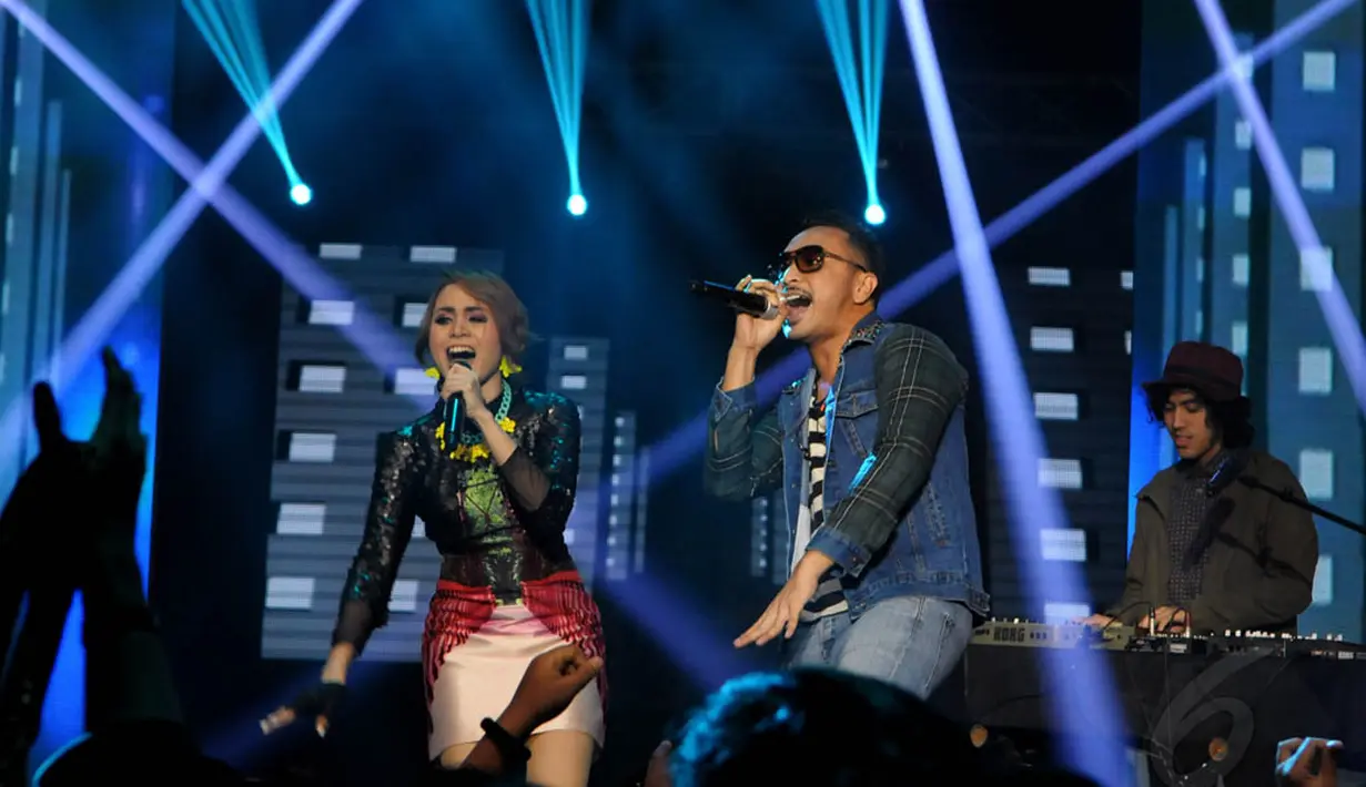 Momo Geisha berkolaborasi bersama Giring dan Randi Nidji menyanyikan "Kamu yang Pertama" dalam peluncuran album terbaru Geisha di Studio Penta SCTV, Jakarta, Selasa (13/05/14). (Liputan6.com/Andrian Martinus)
