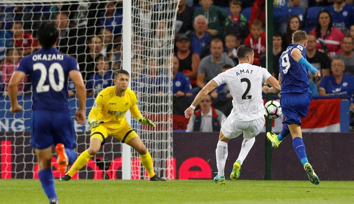 Striker Leicester City, Jamie Vardy (kanan), mencetak gol pertama ke gawang Swansea City dalam laga Premier League di King Power Stadium, Sabtu (27/8/2016). (Action Images via Reuters/Carl Recine)