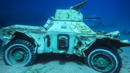 Kendaraan lapis baja Angkatan Bersenjata Yordania yang tenggelam di dasar laut Laut Merah di lepas pantai kota pelabuhan selatan Aqaba, pada 23 Juli 2019. Kendaraan tempur ini menjadi bagian dari museum militer bawah laut yang baru. (Aqaba Special Economic Zone Authority / AFP)
