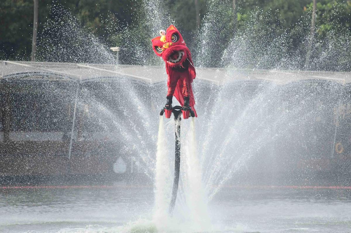 FOTO: Aerial Lion Dance Semarakkan Festival Imlek Jakarta 2026