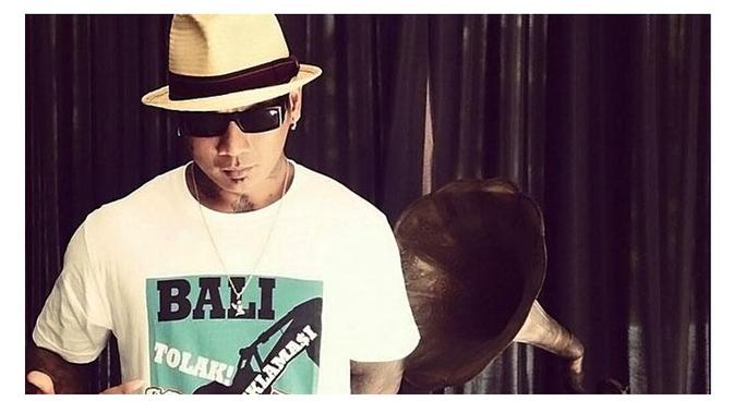 Jerinx SID menolak reklamasi teluk Benoa karena ingin Bali tetap indah dengan alamnya.