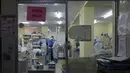 Tanda "zona merah" dalam bahasa Spanyol terlihat di ICU untuk pasien COVID-19 di Rumah Sakit Umum di La Paz, Bolivia, Rabu (23/6/2021). Menurut otoritas kesehatan, Bolivia mengalami gelombang ketiga pandemi COVID-19 dengan total kasus positif corona mencapai 424 ribu orang. (AP Photo/Juan Karita)
