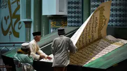 Umat Islam juga dapat meningkatkan amal ibadah dengan tadarus Al-Quran. (Noly Falah/AFP)