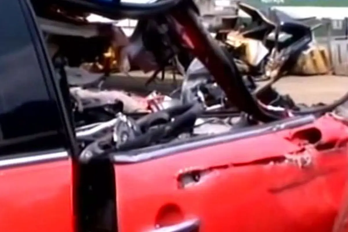  Mini Cooper Tabrak Truk Kontainer 