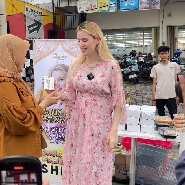 Robby Shine dan Nastasya Shine menyebarkan kebahagiaan dan berbagi berkah dengan masyarakat.