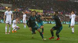 Para pemain Southampton merayakan gol Manolo Gabbiadini ke gawang Swansea City pada lanjutan Premier League di Liberty Stadium, Swansea, (8/5/2018). Swasea City kalah dari Soton 0-1. AFP/Geoff Caddick)
