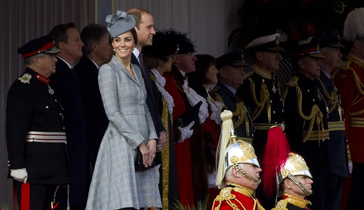 Perut hamil Duchess of Cambridge Catherine Middleton atau populer dengan sebutan Kate Middleton sudah mulai terlihat membesar, Inggris, (21/10/14). (AFP PHOTO/Justin Tallis)