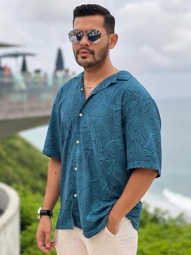 Potret Ganteng Rian Ibram Pakai Kacamata, Makin Macho