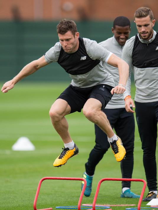 Gelandang Liverpool, James Milner, tampak serius saat melakukan sesi latihan jelang laga  kualifikasi liga Champions di Melwood, Liverpool, Selasa (22/8/2017). Liverpool akan menghadapi Hoffenheim. (AFP/Oli Scarff)