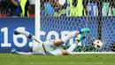 Kiper Prancis, Hugo Lloris, gagal menahan tendangan pemain Portugal, Eder, yang berbuah gol pada laga final Piala Eropa 2016 di Stade de France, Saint-Denis, Senin (11/7/2016) dini hari WIB. (AFP/Valery Hache)