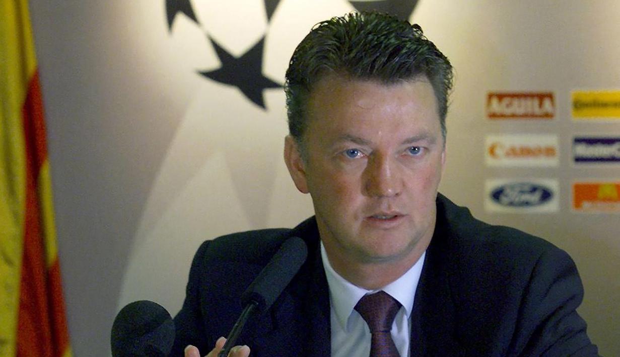 Louis van Gaal. Setelah sukses di periode pertamanya melatih Barcelona pada Juni 1997-Mei 2000, ia kembali membesut Barcelona mulai Mei 2002. Tak lama kemudian ia dipecat pada Januari 2003 akibat prestasi buruk Blaugrana yang menempati posisi 12 hingga tengah musim. (AFP/Philippe Desmazes)