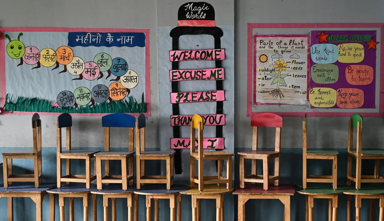 Perabotan kelas terlihat dipinggirkan di sekolah Swami Sivananda Memorial Institute yang menutup sementara aktivitas pembelajaran langsung atau tatap muka di New Delhi, India pada tanggal 22 November 2024. (Arun SANKAR/AFP)
