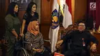 Dokter gigi Romi Syofpa Ismael berbincang dengan Mendagri Tjahjo Kumolo di Kemendagri, Jakarta, Rabu (31/7/2019). drg Romi penyandang disabilitas yang menduduki peringkat pertama saat tes tapi gagal menjadi CPNS di Solok Selatan, Sumbar datang untuk mencari keadilan. (Liputan6.com/Johan Tallo)