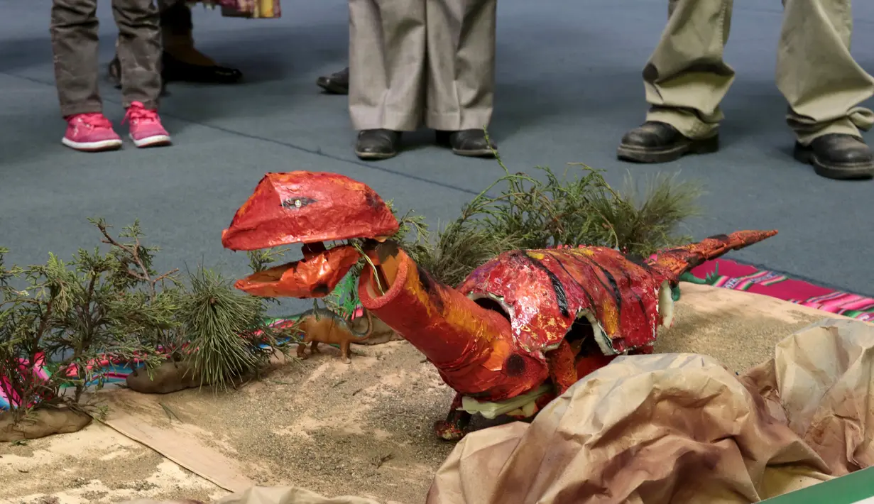 Tampak robot Dinosaurus buatan anak – anak yang mengikuti olimpiade sains di La Paz, Bolivia,  Senin (10/8/2015).  Robot – robot dibuat dari barang – barang bekas atau daur ulang. (REUTERS/David Mercado)
