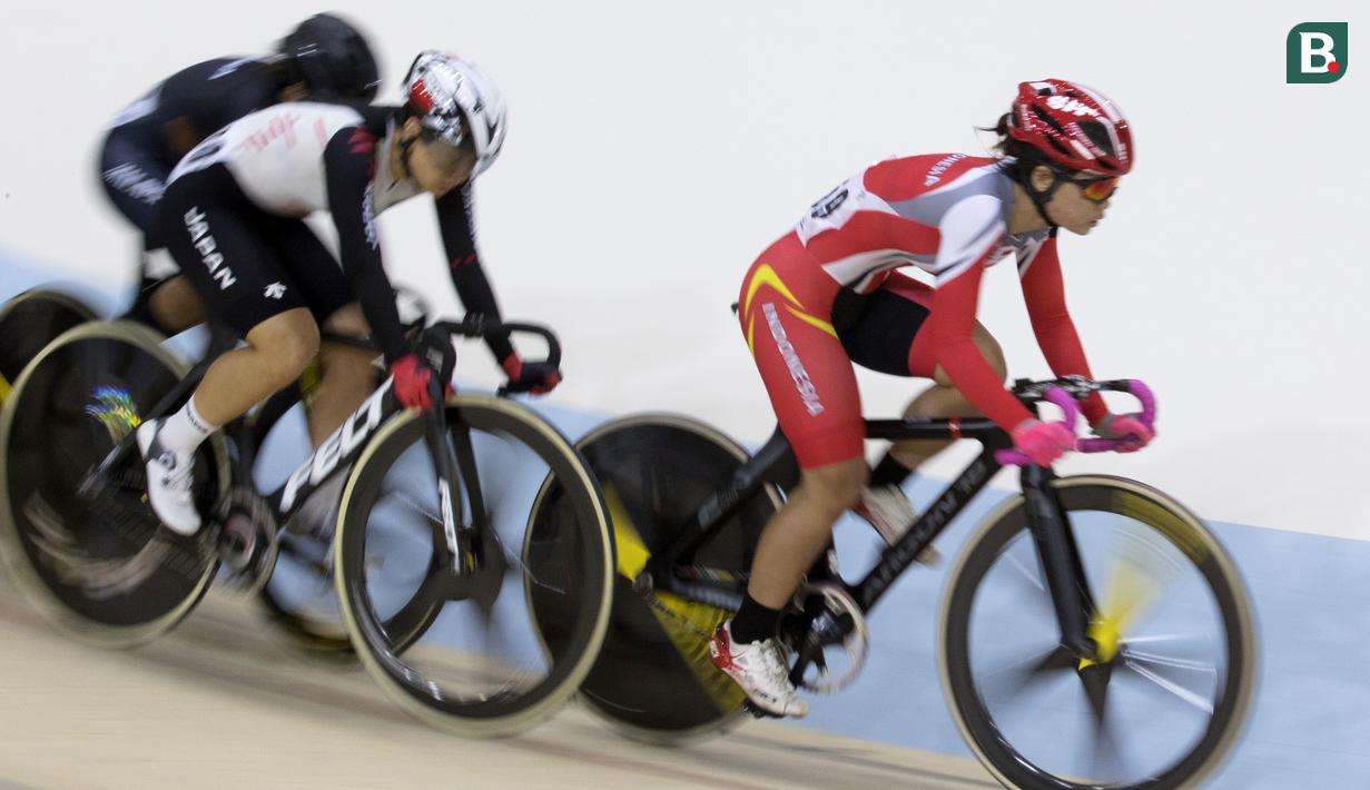 Delia Ayustina Priatna pebalap Indonesia bertarung di cabang balap sepeda trek nomor omnium putri pada Asian Games 2018 di Velodrome, Jakarta, Rabu (29/8/2018). (Bola.com/Peksi Cahyo)