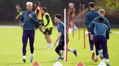 Bek Arsenal Ben White menghadiri sesi latihan menjelang lanjutan Liga Champions Grup B matchday ketiga, di London Colney Training Centre, Hertfordshire, Inggris, Senin 23 Oktober 2023. (John Walton/PA via AP)