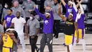 Para pebasket Los Angeles Lakers melakukan selebrasi usai menaklukkan Miami Heat pada gim keempat final NBA di Lake Buena Vista, Rabu (7/10/2020). Lakers menang dengan skor 102-96. (AP Photo/Mark J. Terrill)