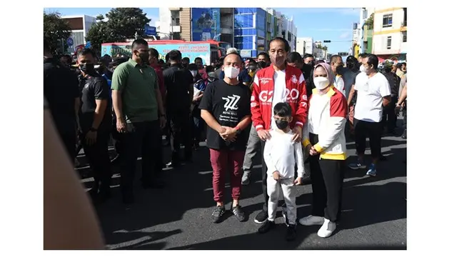 6 Momen Presiden Jokowi dan Jan Ethes Jalan Santai di CFD Solo, Sapa Masyarakat