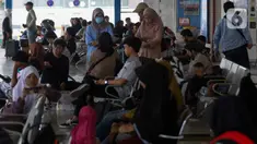 Penumpang menunggu keberangkatan di Terminal Terpadu Pulogebang, Jakarta, Kamis (23/5/2024). (Liputan6.com/Herman Zakharia)