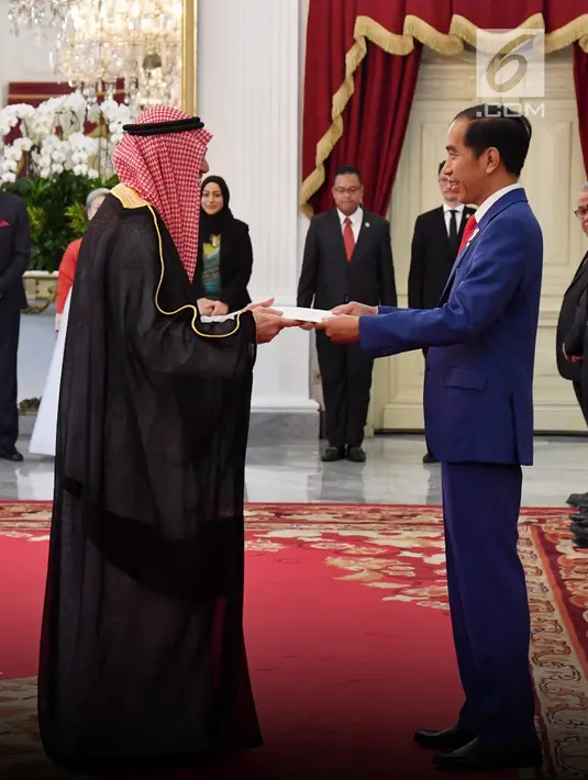 Presiden Jokowi menerima surat kepercayaan dari 11 Dubes Luar Biasa dan Berkuasa Penuh (LBBP), Jakarta, Rabu (4/4). Surat kepercayaan itu terdiri dari negara sahabat yang berkedudukan di dalam dan di luar Indonesia. (Liputan6.com/Pool/Biro Pers Setpres)