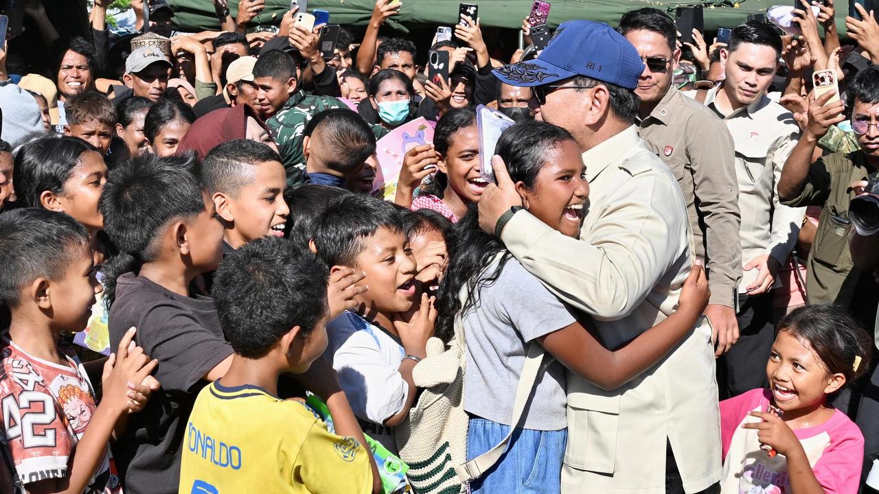 Momen Haru Prabowo Sapa dan Peluk Anak-Anak Korban Gempa NTT