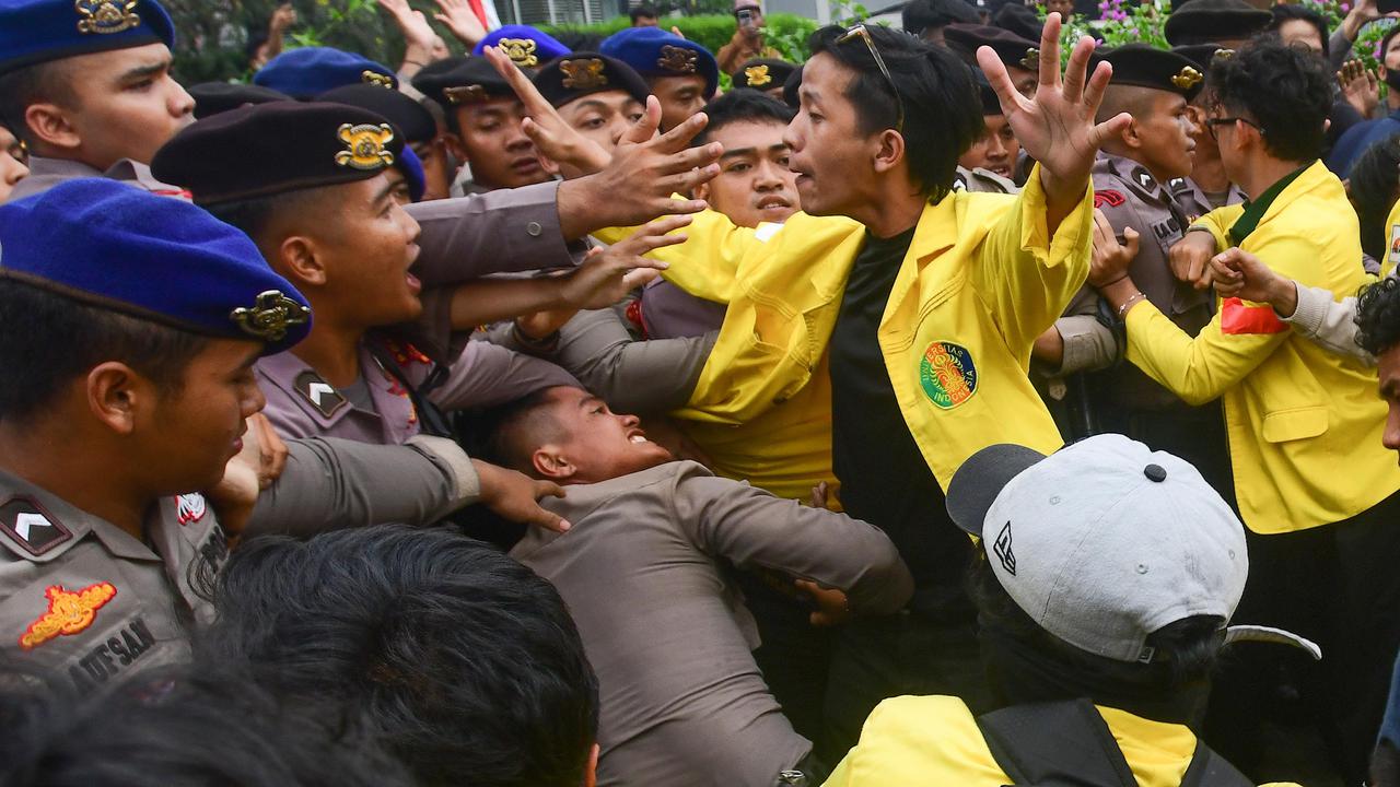 Aksi Mahasiswa di Thamrin Diwarnai Saling Dorong