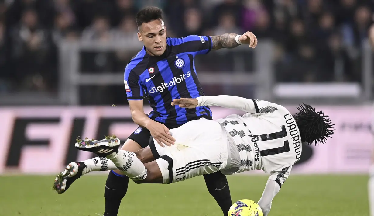 Gelandang Juventus, Juan Cuadrado (bawah) terjatuh saat perebutan bola dengan striker Inter Milan, Lautaro Martinez pada laga leg pertama semifinal Coppa Italia 2022/2023 di Allianz Stadium, Turin, Rabu (5/4/2023) dini hari WIB. (LaPresse via AP Photo/Fabio Ferrari)