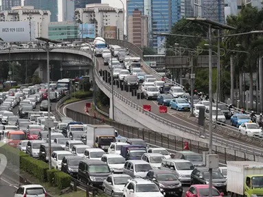 Ratusan kendaraan terjebak kemacetan di tol dalam kota, Jakarta, Kamis (24/12/2015). Libur panjang Natal dan tahun baru yang dimulai hari ini membuat lalu lintas di Jakarta dan sekitarnya terpantau padat. (Liputan6.com/Angga Yuniar)