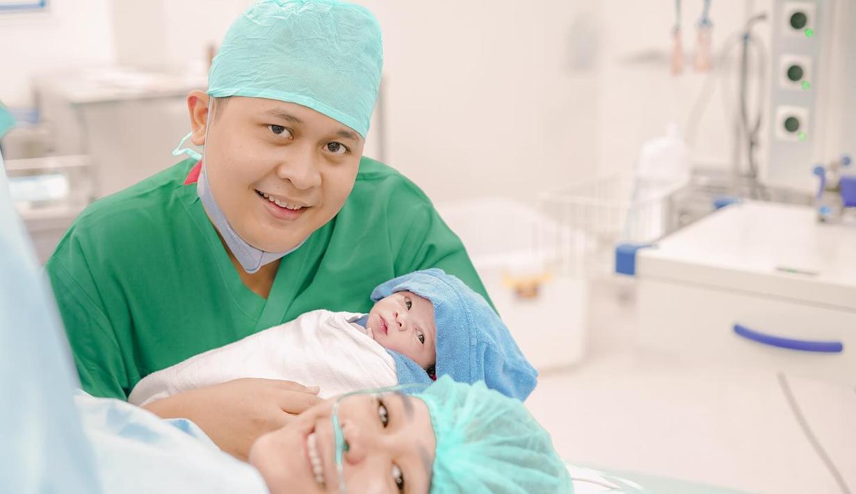 Assyifa mengunggah kembali momen kelahiran baby Zoltan, anak bungsunya. Wajah Assyifa dan suami tampak brseri saat menyambut kehadiran sang buah hati. (Foto: Instagram/ syifaasyifaaa)