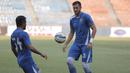 Bek Persib, Vladimir Vujovic menerima umpan saat berlatih jelang laga final Piala Presiden 2015 menghadapi Sriwijaya FC di Stadion Utama Gelora Bung Karno, Jakarta, Sabtu (17/10/2015). (Bola.com/Vitalis Yogi Trisna)