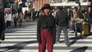 Kala liburan di Shibuya, Jepang, Mima terlihat stylish memadukan long sleeve top warna hitam, celana kulot maroon, bucket hat, tas, dan sepatu platform. (Instagram/mimashafa).
