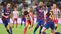 Barcelona mengurung Joao Felix saat melawan Atletico Madrid (Giuseppe CACACE / AFP)