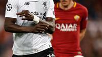 Striker Liverpool Sadio Mane berusaha menahan bola saat melawan AS Roma dalam pertanding semifinal Liga Champions di Stadion Olimpico, Roma (2/5). Kendati kalah, Liverpool tetap melangkah ke final dengan agregat 7-6. (Riccardo Antimiani / ANSA via AP)